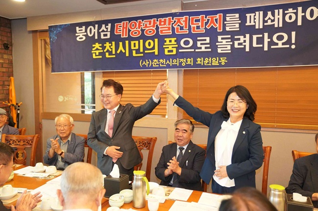 ▲ 이날 간담회에는 춘천시의정회 회원과 육동한 춘천시장, 시의원 등 40여 명이 참석해 민선9기와 제12대 춘천시의회의 출범을 축하하고, 지역 발전과 협력 방안을 함께 논의했다. ⓒ춘천시