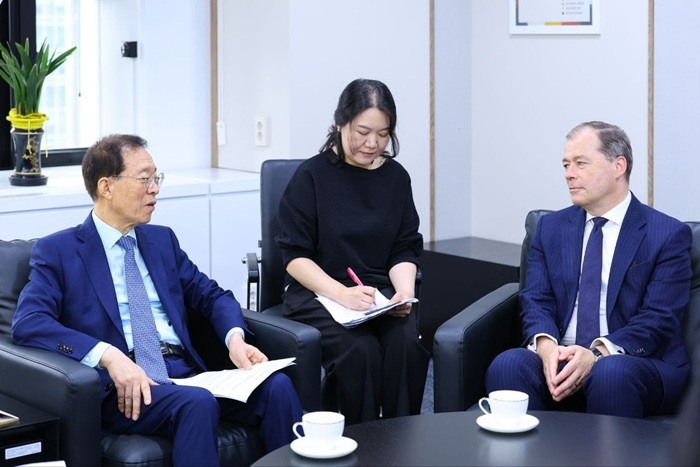 ▲ 이석연 대통령 직속 국민통합위원장이 10일 정부서울청사에서 콘라드 아데나워 재단(KAS) 마르크 슈파이히(Mark Speich) 사무총장을 접견하고, 한국과 독일이 공통으로 직면한 사회갈등과 국민통합 방안에 대해 의견을 교환했다. ⓒ국민통합위원회