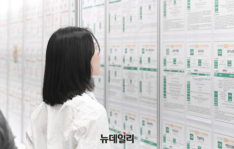 ▲ 한 여성이 채용박람회에서 채용 공고 게시판을 살펴보고 있다. ⓒ정상윤 기자