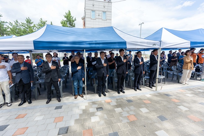 ▲ 강릉시가 10일 주문진해수욕장 중앙광장에서 김중남 강릉시장, 허병관 강릉시의장, 지역 단체장, 주민 등이 참석한 가운데 해수욕장 개장식을 개최했다. ⓒ강릉시