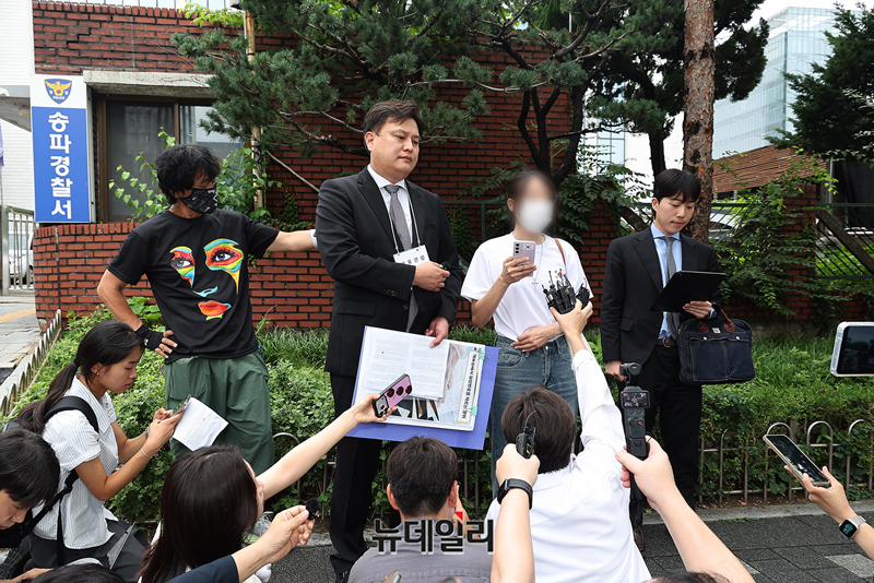 ▲ 30대 여성 일명 올다르크(올림픽공원 잔다르크)가 10일 오후 서울 송파경찰서로 조사를 받기 위해 출석하기 직전 준비해온 입장문을 낭독하고 있다. ⓒ정상윤 기자