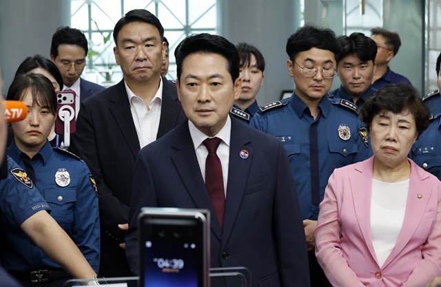 ▲ 장동혁 국민의힘 대표를 비롯한 국민의힘 의원들이 10일 장윤기의 현직 경찰 간부 아버지와 수사팀의 유착 의혹과 관련해 서울 서대문구 경찰청에 항의방문 하고 있다. ⓒ뉴시스