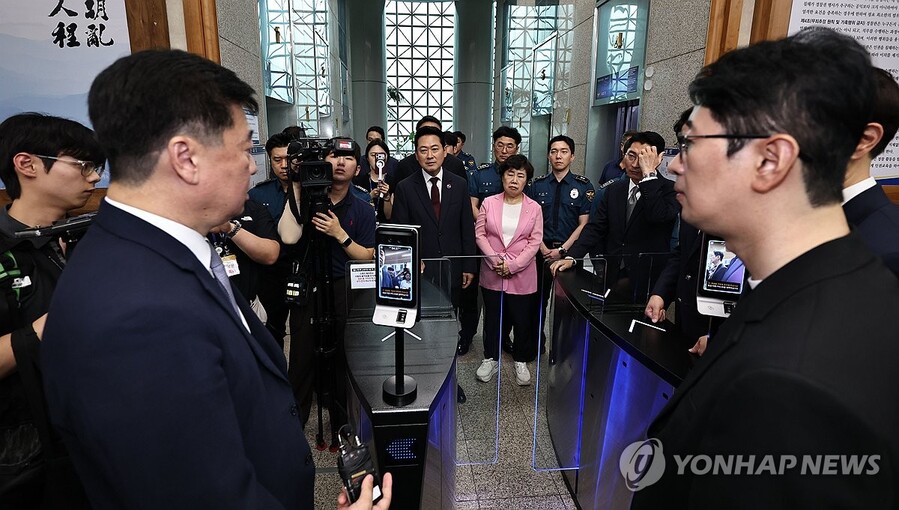 ▲ 광주경찰청에서 출입을 제지 당한 장동혁 대표 일행. ⓒ 연합뉴스