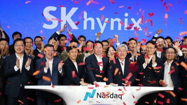 ▲ 나스닥에 입성한 SK하이닉스가 상장 첫날 공모가 대비 13% 넘게 급등하며 성공적인 데뷔전을 치렀다. ⓒSK하이닉스