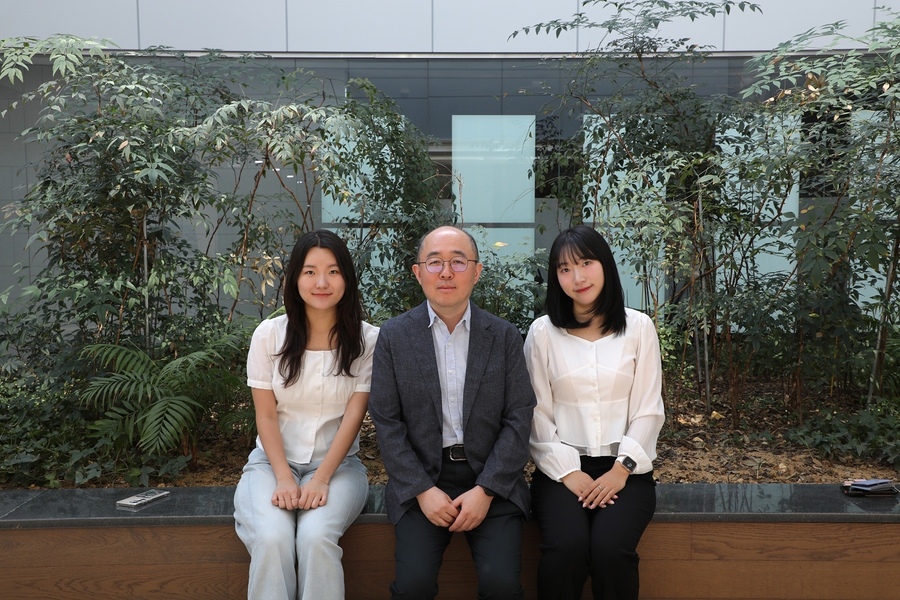 ▲ DGIST 김영식 교수 연구팀이  AI 텍스트 워터마킹 기술을 개발했다 김영식 교수(가운데), 김호은 대학원생(왼쪽), 김조은 대학원생(오른쪽)의 모습ⓒDGIST