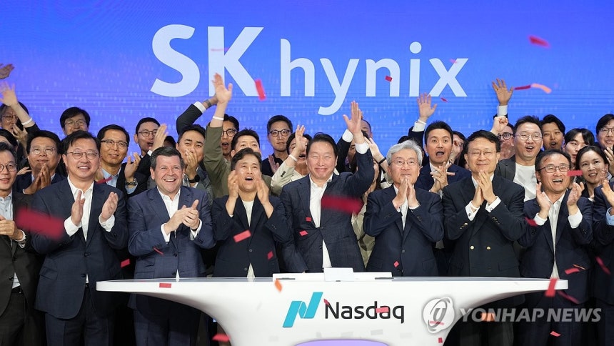 ▲ 10일 오전(현지시간) 미국 뉴욕 나스닥 마켓사이트에서 열린 '오프닝 벨' 행사에서 최태원 SK그룹 회장, 곽노정 SK하이닉스 CEO, 고승범 SK하이닉스 사외이사 겸 이사회 의장 등 임직원들이 나스닥 ADR 거래 개시를 알리고 있다. ⓒ나스닥