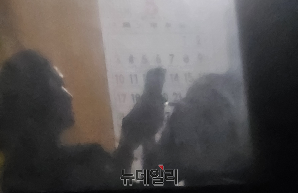 ▲ 9일 남녀 경찰관 2명이 백용달 의장 집으로 찾아와 음주측정을 했다.ⓒ제보자