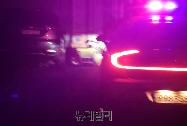▲ 백용달 의장, 지난 9일 저녁 부여군 홍산면의 한 식당에서 동료 의원들과 술자리를 가진 뒤 오후 9시 50분께 홍산농협 인근에 주차된 자신의 차량을 운전해 옥산면 방향으로 출발전 모습.ⓒ제보자