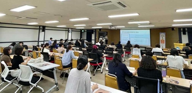 ▲ 춘천시정신건강복지센터(김미정 센터장)가 지난 10일 춘천시보건소 별관에서 '2026년 아동청소년 정신건강캠페인 대국민 공개강좌'를 개최했다. ⓒ춘천시