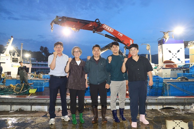 ▲ 김원학 삼척시의회장 및 의원들이 11일 새벽 임원, 장호, 삼척 등 관내 어판장과 번개시장을 방문해 지역 어업인과 상인들을 격려하고, 현장의 애로사항을 청취했다. ⓒ삼척시의회