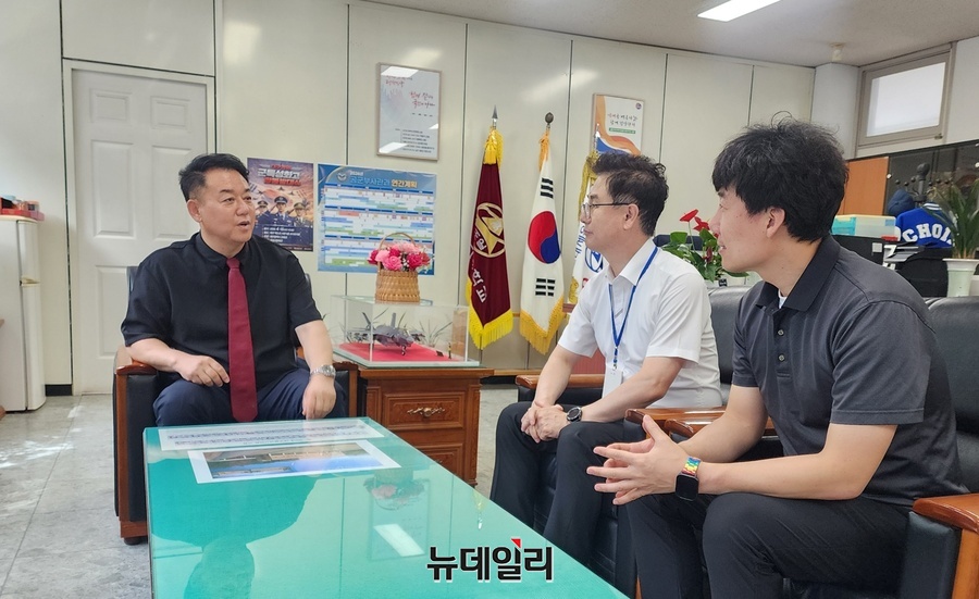 ▲ 최상현 조일고 교장(왼쪽)과 장관진 교감, 오윤조 공군부사관과 부장이 인터뷰를 하는 모습.ⓒ조일고