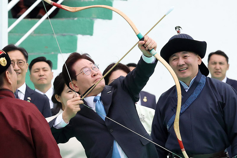 ▲ 몽골을 국빈방문 중인 이재명 대통령이 11일(현지시간) 울란바타르 나담축제장에서 전통 활을 쏘고 있다. 오른쪽은 오흐나 후렐수흐 몽골 대통령. ⓒ연합뉴스