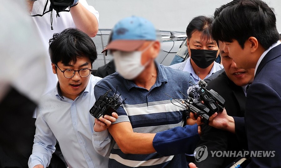 ▲ '여고생 살해범' 장윤기 사건의 증거를 인멸한 혐의를 받는 광주 광산경찰서 수사팀장이 지난 8일 오전 전남광주통합특별시 동구 광주지방법원에서 열린 구속 전 피의자 심문(영장실질심사)에 출석하고 있다. ⓒ연합뉴스