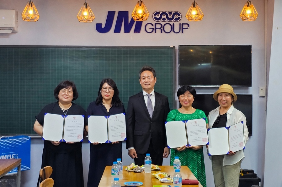 ▲ 임지향 대구사이버대학교 미술치료학과장이 베트남 호치민에서 공로 표창을 수상한 뒤 기념촬영을 하고 있다(왼쪽 세 번째 아시아한상 베트남 총연합회 김정민 회장, 네 번째 대구사이버대학교 미술치료학과장 임지향 교수).ⓒ대구사이버대
