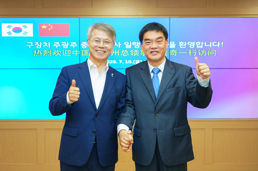 ▲ 민형배 전남광주통합특별시장(좌측)이 구징치(顾景奇) 주광주 중국총영사(우측)를 지난 10일 접견하고 한·중 지방정부 간 교류 협력 방안 논의ⓒ전남광주통합특별시 제공