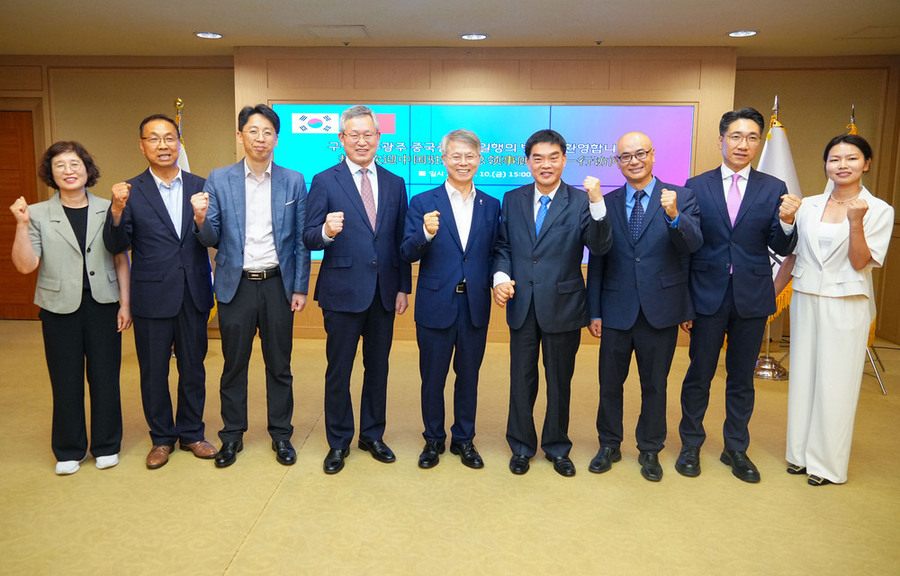 ▲ 민형배 전남광주통합특별시장이 지난 10일 오후 광주청사 비즈니스룸에서 구징치 주광주 중국총영사를 접견하고 전남광주특별시와 중국 간 교류협력 방안을 논의한 뒤 기념촬영을 하고 있다.ⓒ전남광주통합특별시 제공