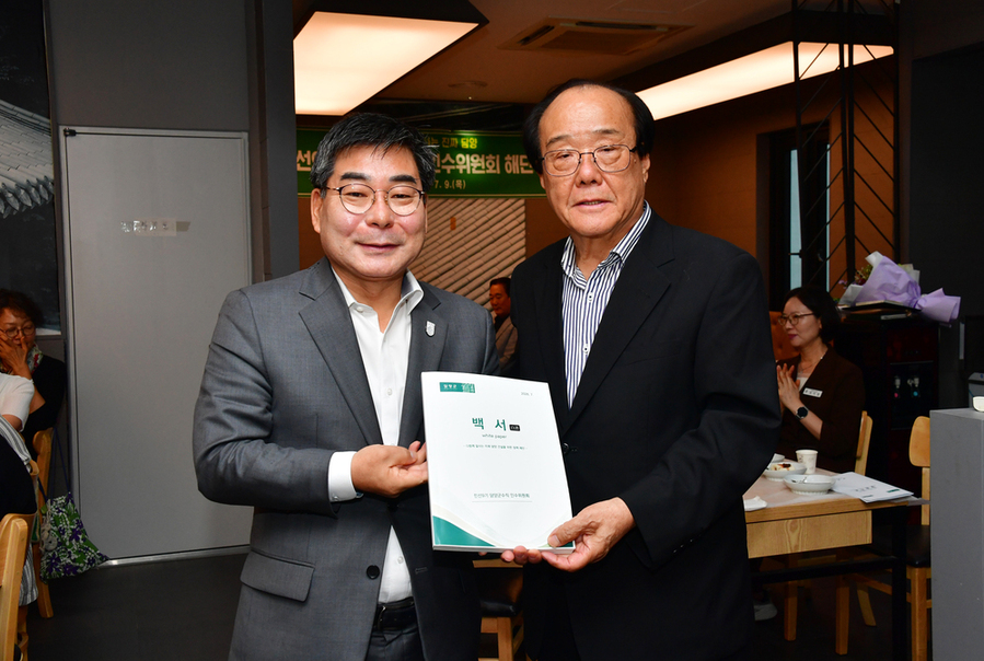 ▲ 박종원 담양군수(좌측)가 지난 9일 민선 9기 담양군수직 인수위원회 해단식에서 차상준 인수위원장으로부터(우측) 인수위원회 백서를 전달받고 기념촬영을 하고있다.ⓒ전남광주통합특별시 담양군 제공