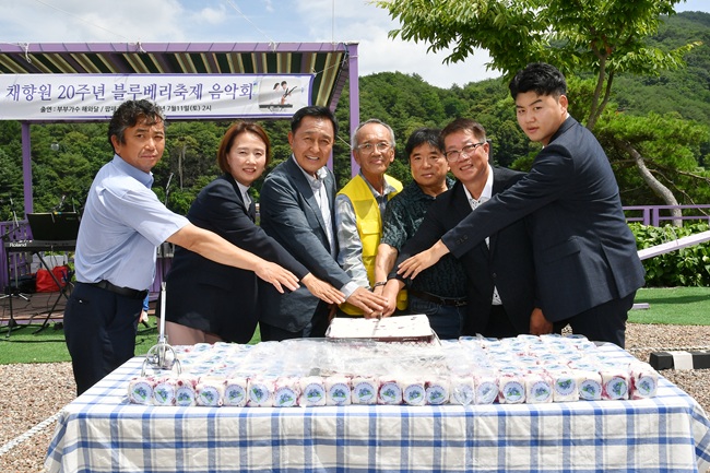 ▲ 2026 채향원 블루베리 축제가 11일 화천군 간동면 뛰게마을에서 김세훈 군수, 조웅희 군의장과 군의원, 박대현 도의원을 비롯한 관광객들이 참여한 가운데 열렸다. ⓒ화천군