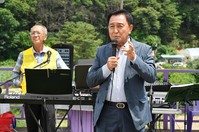 ▲ 2026 채향원 블루베리 축제가 11일 화천군 간동면 뛰게마을에서 김세훈 군수, 조웅희 군의장과 군의원, 박대현 도의원을 비롯한 관광객들이 참여한 가운데 열렸다. ⓒ화천군
