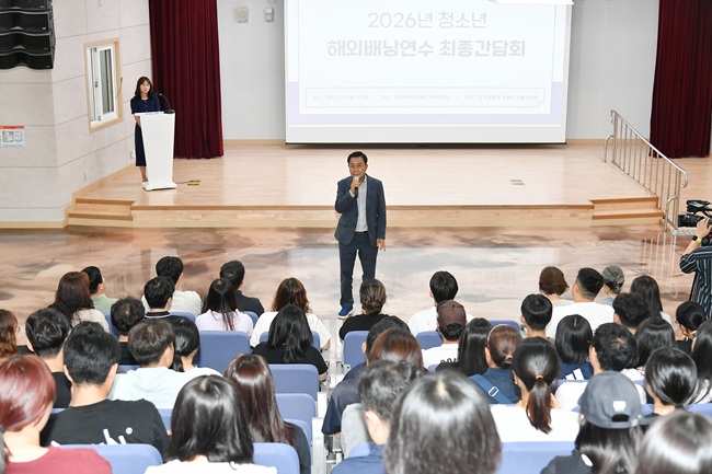 ▲ 화천군 2026년 청소년 해외 배낭연수 최종 간담회가 11일 화천커뮤니티센터에서 김세훈 군수를 비롯한 학부모들이 참석한 가운데 열렸다. ⓒ화천군