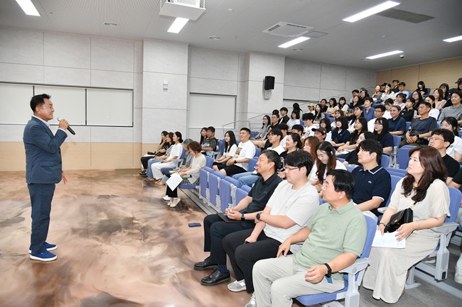 ▲ 김세훈 군수는 이날 학생들에게 더 넓은 세상에서 더 많은 것들을 가슴에 담아 올 수 있도록 지원을 아끼지 않겠다고 격려했다. ⓒ화천군