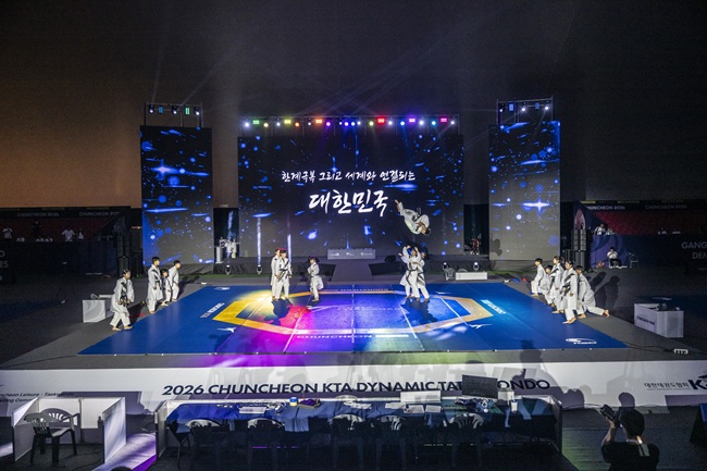 ▲ 오전 퍼포먼스 경기에서는 경희대, 용인대, 경민대, 백석대, 계명대, 고신대 등 전국 6개 태권도 명문 대학 선수들이 음악과 안무, 고난도 태권도 기술을 결합한 역동적 무대를 선보이며 관람객들의 눈길을 사로잡고 있다. ⓒ춘천시