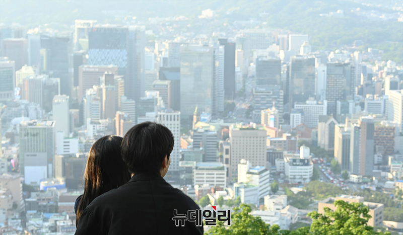 ▲ 한 연인이 남산타워에서 서울도심을 바라보며 여가를 즐기고 있다. ⓒ정상윤 기자