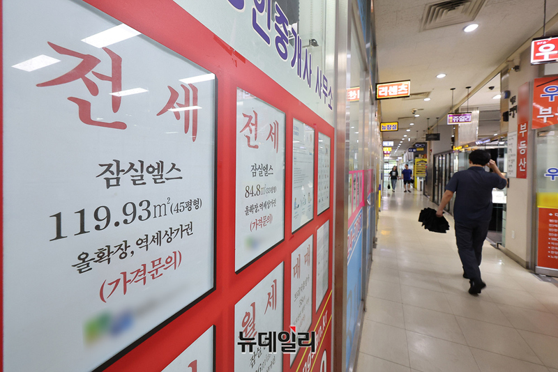 ▲ 서울 송파구의 한 공인중개사 입구에 아파트 매매와 전세를 알리는 시세표가 붙어 있다. ⓒ정상윤 기자