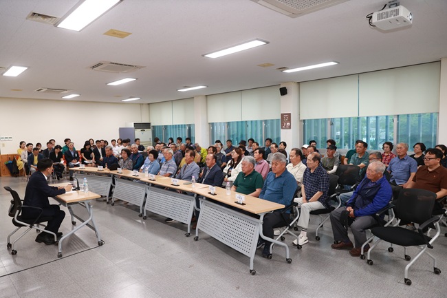 ▲ 김 군수는 '군민이 존중받는 지속가능한 영월'을 군정 비전으로 제시하며 통합·성장·존중·변화·청렴의 5대 군정 원칙을 설명하고, 출향 군민을 포함한 '7만 군민 시대'를 열어 지역소멸 위기를 극복하겠다는 의지를 밝혔다. ⓒ영월군