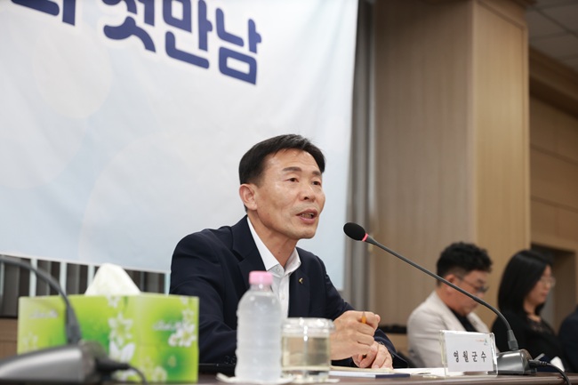 ▲ 김 군수는 주민과의 대화에서 도로 확·포장과 상하수도 정비, 농업 지원 확대, 농촌유학 인프라 확충 등 다양한 지역 현안에 대한 의견을 청취했다. 아울러 김 군수는 건의 사항에 대해 현장 확인과 검토를 거쳐 군정에 적극 반영하겠다고 밝혔다. ⓒ영월군