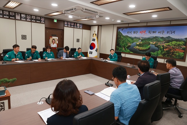 ▲ 김길수 영월군수가 지난 9일 군청 상황실에서 현재호 부군수와 실·과장 등이 참석한 가운데 집중호우에 따른 피해 상황을 점검하고 신속한 대응 방안을 논의하기 위한 긴급회의를 개최했다. ⓒ영월군