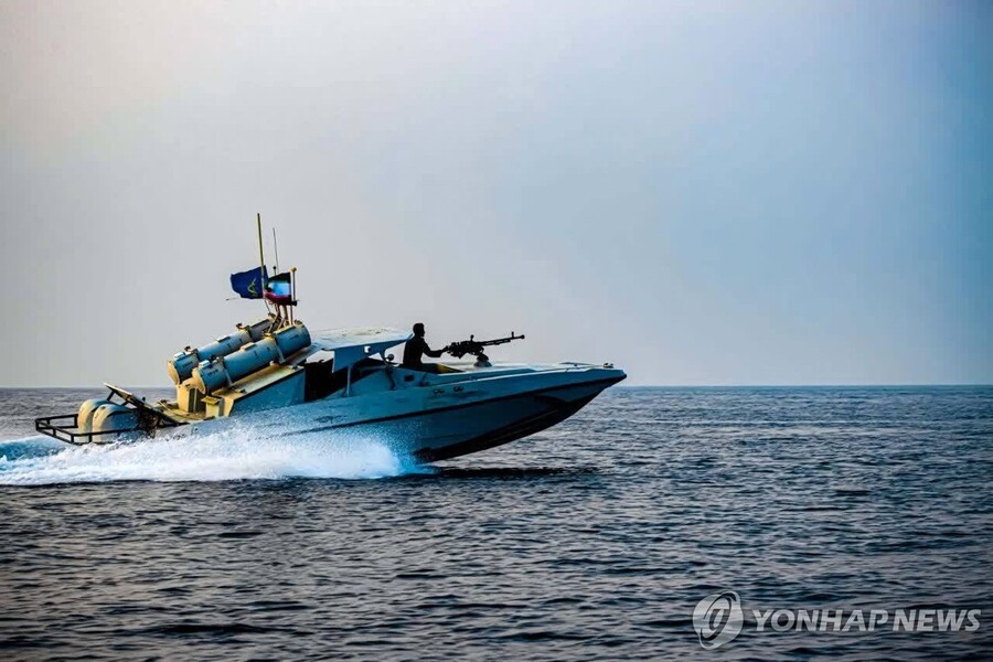 ▲ 호르무즈 해협을 순찰하는 이란 이슬람혁명수비대 고속정. ⓒ혁명수비대 제공 / EPA 연합뉴스