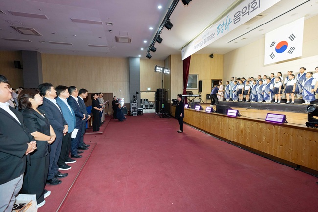 ▲ 민주평화통일자문회의 강릉시협의회가 주관하는 북향민과 함께하는 평화음악회가 지난 11일 가톨릭관동대학교에서 김중남 강릉시장을 비롯한 북향민, 민주평통 자문위원, 지역주민 등이 참석한 가운데 열렸다. ⓒ강릉시