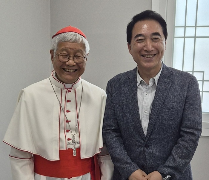 ▲ 박수현 충남도지사(오른쪽)가 12일 서산 해미국제성지에서 유흥식 라자로 추기경과 만나 기념촬영을 하고 있다. 이날 박 지사는 내년 천주교 세계청년대회(WYD)를 계기로 교황 레오 14세의 충남 방문을 요청했다.ⓒ충남도