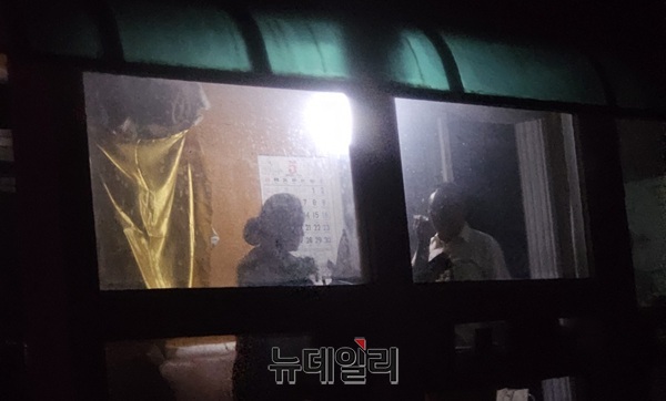 ▲ 9일 홍산파출소 경찰관 2명이 백용달의장을 대상으로 음주측정을 하고 있다.ⓒ제보자