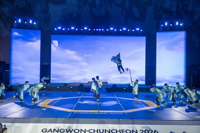 ▲ '강원·춘천 2026 세계태권도문화축제' 대한태권도협회 국내 격파대표 선발전이 12일 춘천 송암스포츠타운 에어돔에서 열리고 있다. 참가 선수들은 세계태권도연맹(WT) 주최 세계태권도시범경연 및 격파대해 출전권을 놓고 고난도 격파 기술을 선보이며 치열한 경쟁을 펼치고 있다. ⓒ춘천시