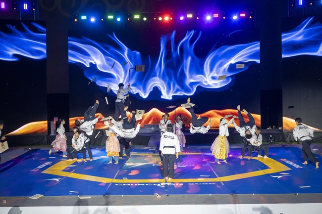 ▲ '강원·춘천 2026 세계태권도문화축제' WT 문화축제 오픈대회가 열린 12일 춘천 송암스포츠타운에서 KTA 시범단 공연이 관중들의 눈을 사로 잡고 있다. ⓒ춘천시