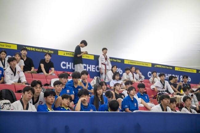 ▲ '강원·춘천 2026 세계태권도문화축제' WT 문화축제 오픈대회가 열린 12일 관중들이 선수들의 경기를 초조하게 바라보고 있다. ⓒ춘천시