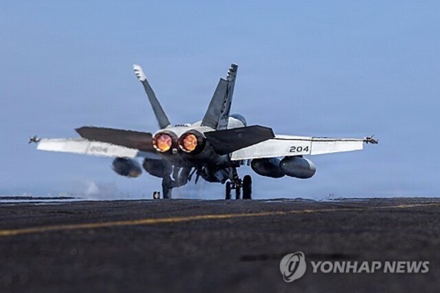 ▲ 이란에 대한 공습 작전을 위해 미군 항공모함 에이브러햄 링컨호에서 출격하는 F/A-18E 전투기. 출처=미 해군·중부사령부·APⓒ연합뉴스