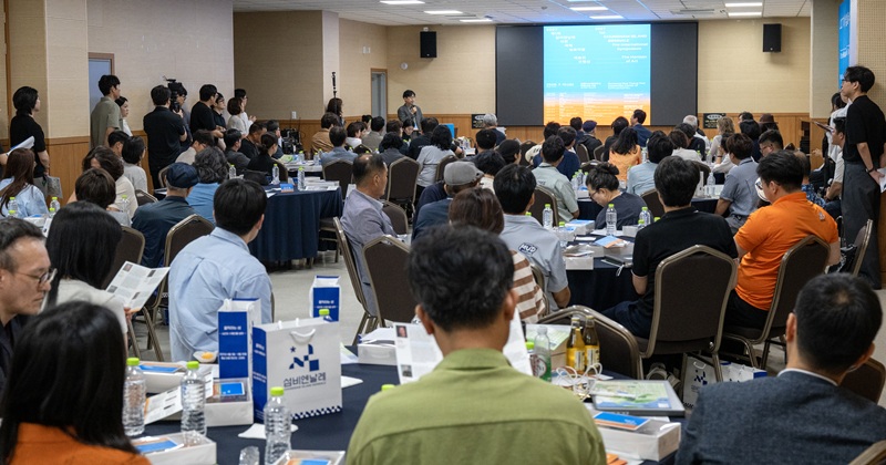 ▲ 2027 제1회 섬비엔날레 사전 국제심포지엄 '예술의 수평선'이 지난 10일 보령머드테마파크에서 열린 가운데 국내외 공공예술 전문가와 관계자들이 참석해 섬과 예술의 공존 전략 및 글로벌 협력 방안을 주제로 발표를 경청하고 있다.ⓒ보령시