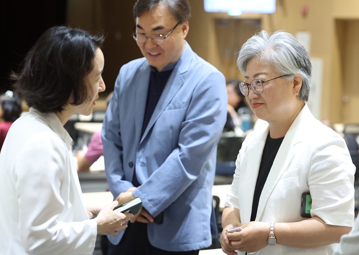 ▲ 강미애 세종교육감(오른쪽)이 11일 세종충남대학교병원에서 열린 '제1형 당뇨병 학생 가족캠프'에 참석해 학생 가족 및 의료진과 이야기를 나누며 격려하고 있다.ⓒ세종교육청