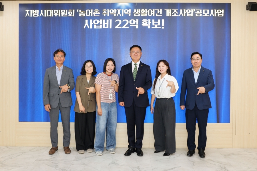 ▲ 김재욱 칠곡군수(왼쪽 네번째)가 직원들과 공모사업 선정 기념 촬영을 하고있다ⓒ칠곡군 제공