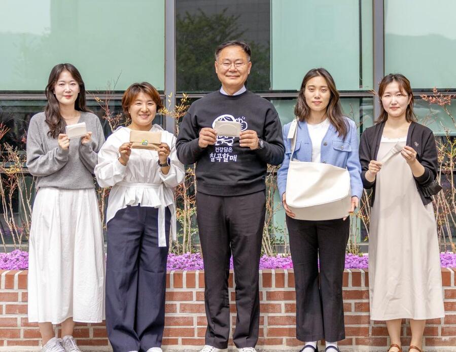 ▲ 김재욱 칠곡군수(사진 중앙)와 칠곡군농업기술센터 직원들이 국내 최초로 개발한 참외 부산물 친환경 가죽(비건 가죽) 제품을 들어 보이고 있다. 
ⓒ