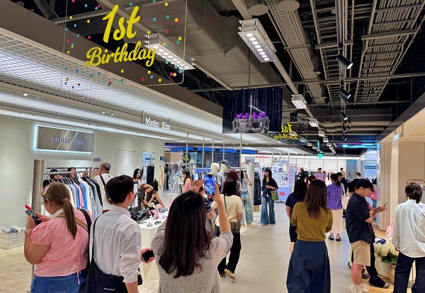 ▲ 롯데백화점 본점 키네틱그라운드 1주년 행사를 찾은 외국인 고객들의 모습 ⓒ롯데백화점