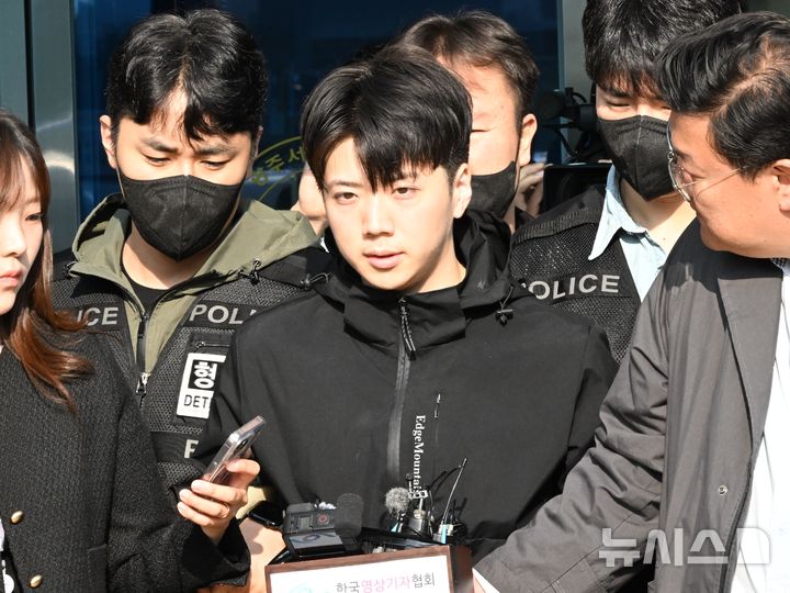 ▲ 살인 혐의 등을 받는 장윤기(23)가 지난 5월 14일 오전 광주 서구 서부경찰서에서 검찰소 송치되고 있다. 장윤기는 어린이날인 5월 5일 오전 0시11분께 광주 광산구 한 고등학교 앞 대로변 인도에서 귀가하던 A(17)양을 흉기로 살해하고, 비명을 듣고 돕기 위해 다가온 고교생 B(17)군을 살해하려 한 혐의를 받는다. ⓒ뉴시스