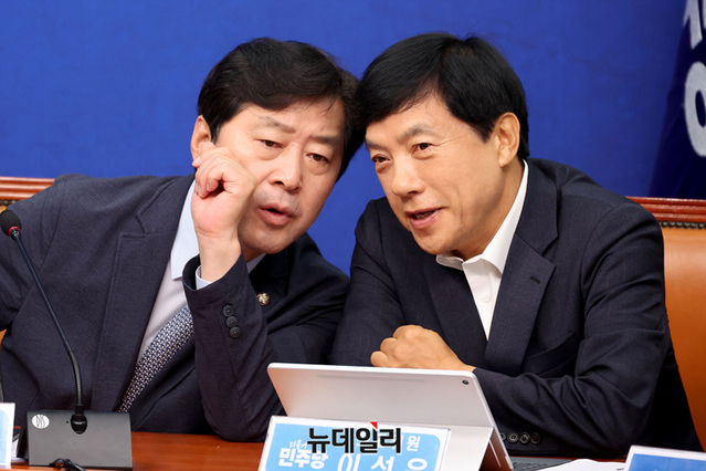 ▲ 황명선·이성윤 더불어민주당 최고위원이 지난 10일 국회에서 열린 최고위원회의에서 발언을 하고 있다. ⓒ이종현 기자