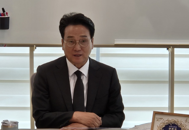 ▲ 안민석 경기도교육감이 13일 도교육청에서 '교권보호단' 출범을 위한 '교권보호단 운영계획안' 서류에 결재 후 교권보호단에 대해 설명하고 있다. ⓒ김현우기자