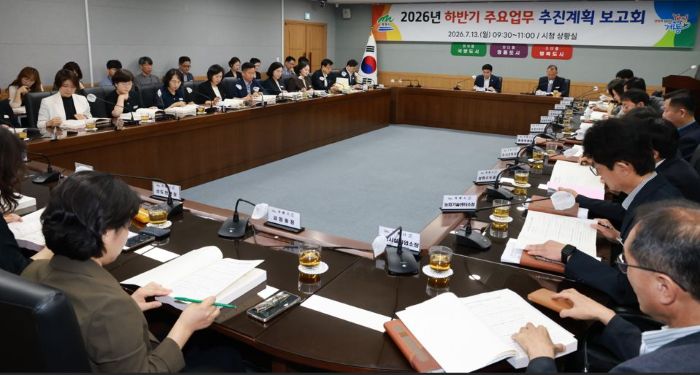 ▲ 13일 계룡시청 상황실에서 열린 '2026년 상반기 주요업무 성과 및 하반기 추진계획 보고회'에서 이응우 시장이 하반기 핵심사업 추진 방향을 논의하고 있다.ⓒ계룡시