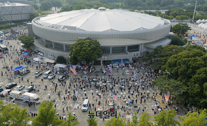 ▲ 서울 송파구 올림픽공원 핸드볼경기장 앞에서 진행되고 있는 '개표소 봉쇄 집회' 현장. ⓒ뉴데일리 DB