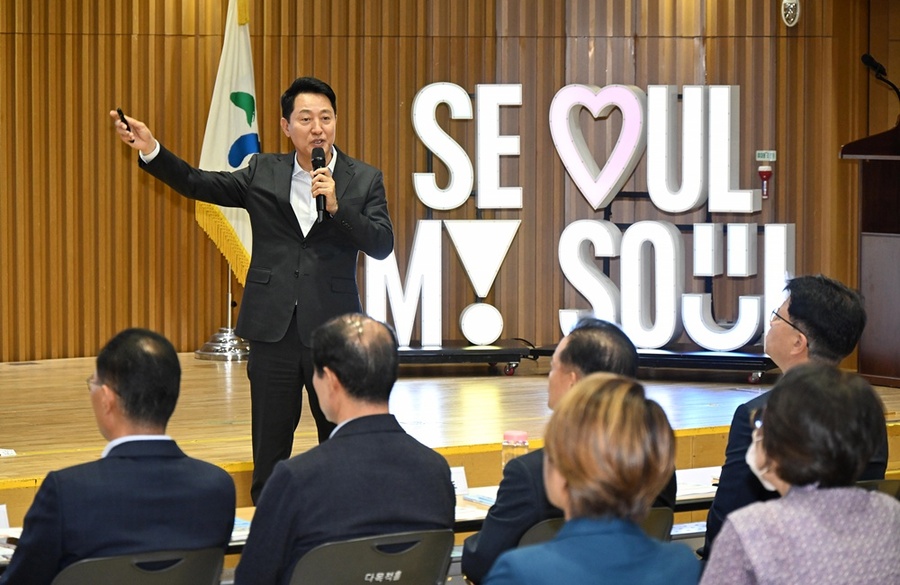 ▲ 오세훈 서울시장이 13일 오전 서울 중구 서울시청에서 열린 '서울 소상공인과 함께하는 성공 두드림 세미나'에 참석해 특별 강연을 진행하고 있다. ⓒ서울시